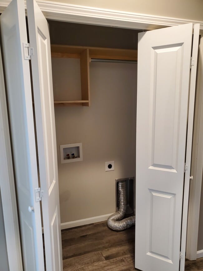 Building Photo - 420 S Longbranch Dr