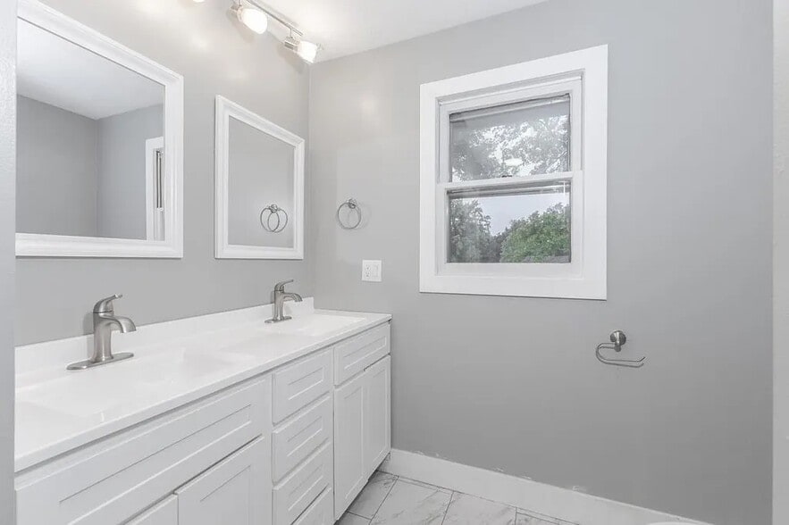 Building Photo - 707 Chester Dr