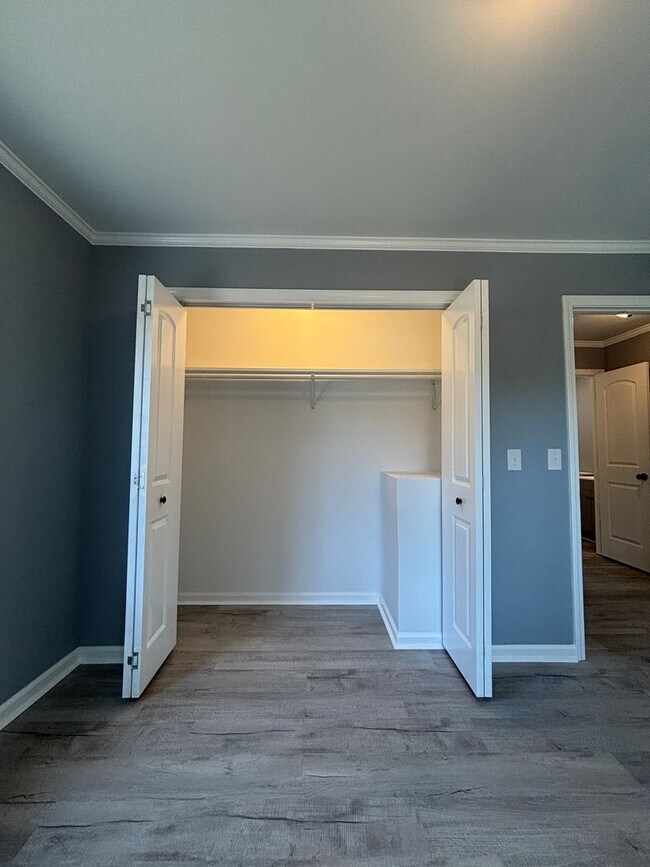 Building Photo - Newly Renovated!