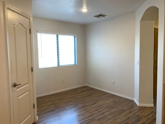 Building Photo - 3Bdm 2Ba Home, Popular Location, Available...