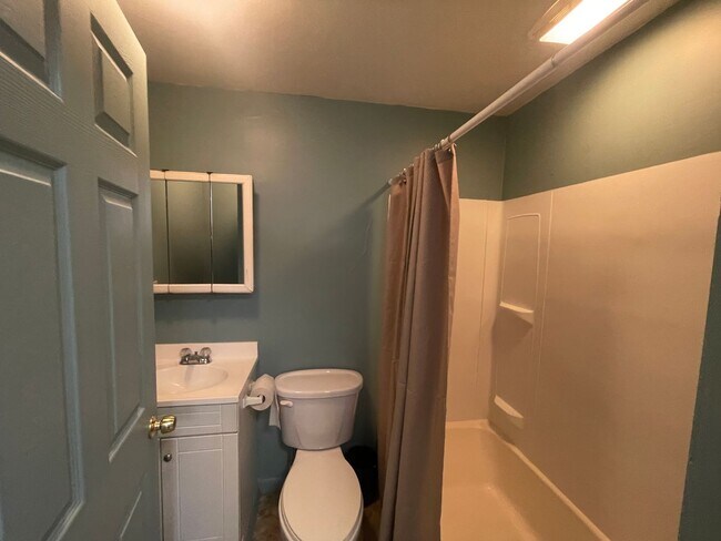 Building Photo - Available NOW! 1st Floor  2 Bed 1 Bath Apa...