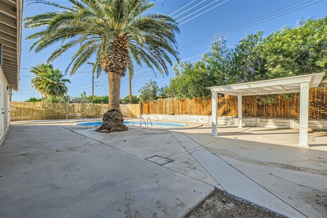 Building Photo - STUNNINGLY REMODELED Single Story Home with Pool in Twin Lakes Neighborhood