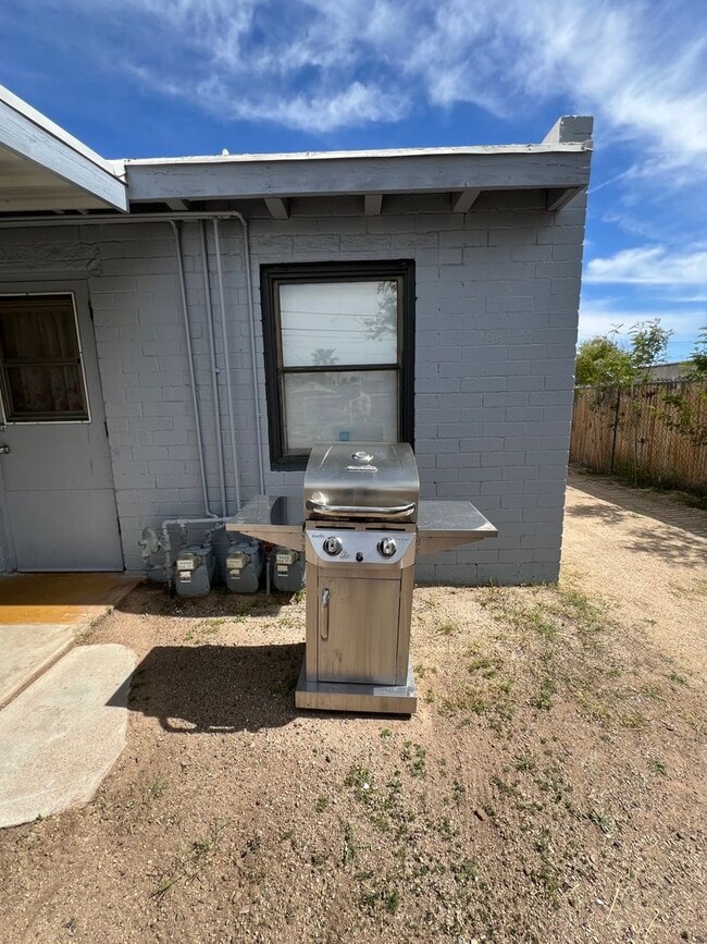 Building Photo - Furnished cozy 1 bedroom Duplex!