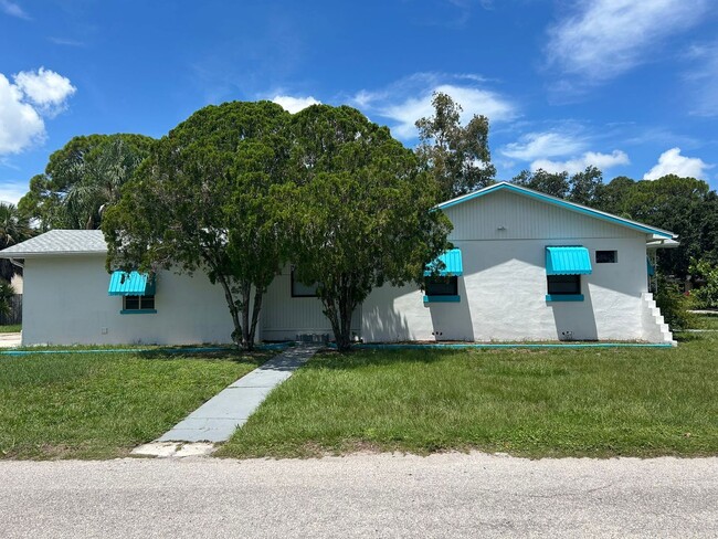 Building Photo - 2 Bedroom 1 Bath Gulfport Large 2 Car Garage