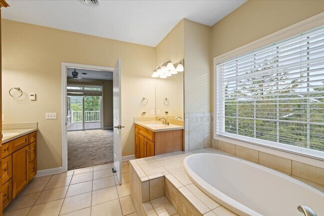 Building Photo - Bright and Spacious Home on Cascades Rd