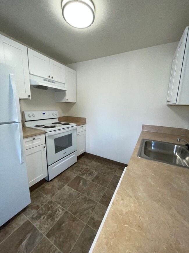 Building Photo - Ground Level 2 bed 1 bathroom apartment - Off State St