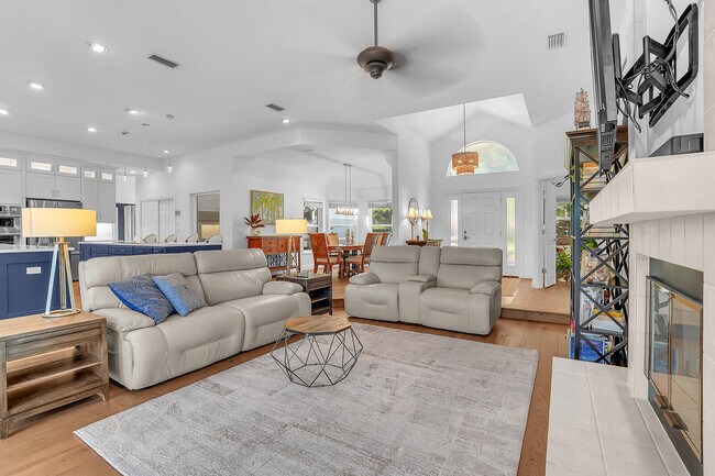 Building Photo - 8951 SE Marina Bay Dr