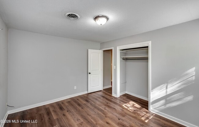 Building Photo - 823 Dunton Rd