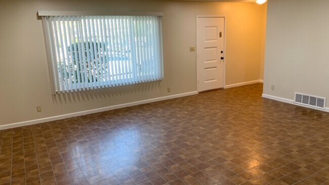 Building Photo - COMING SOON! | $2,800 / 2 BR /1 BA -  REMODELED APARTMENT IN IRVINGTON AREA OF CENTRAL FREMONT