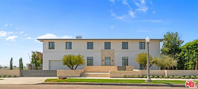 Building Photo - 623 Alma Real Dr