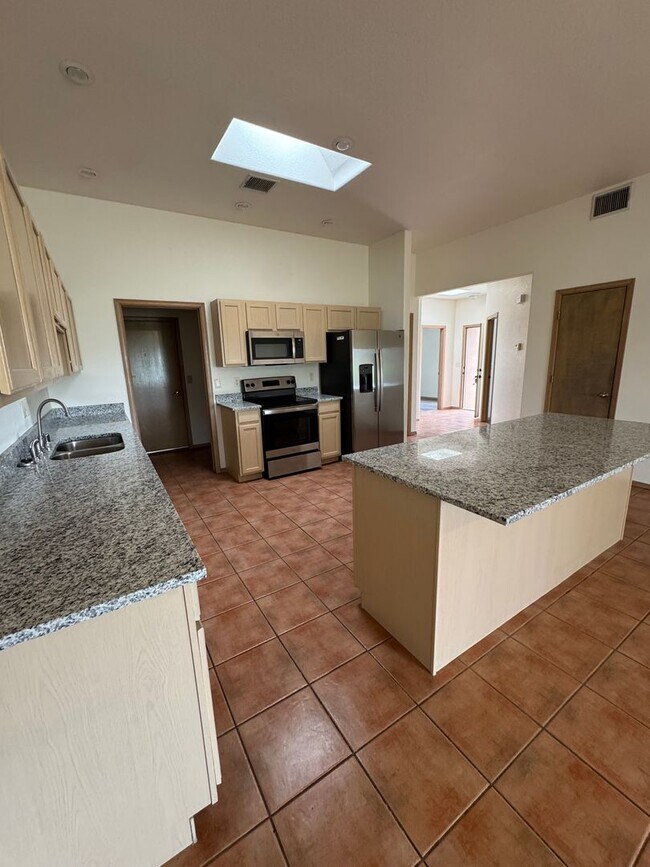 Building Photo - Nice townhome located off Foothills and Telshor.