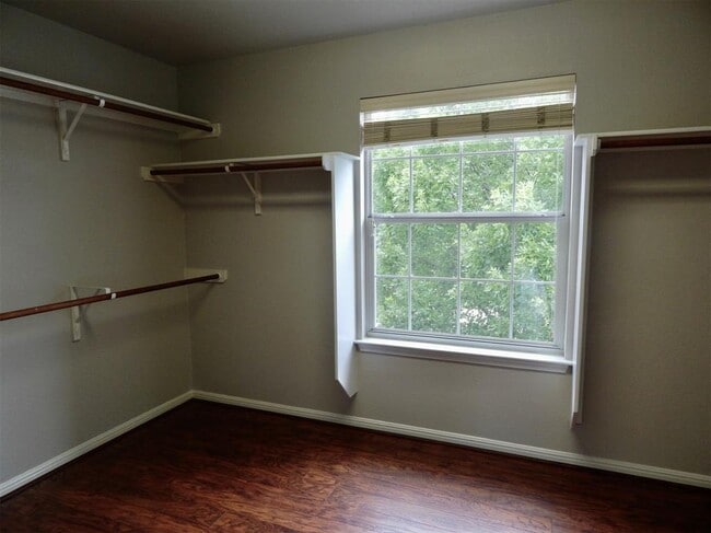 Building Photo - 1110 Willowbrook Dr