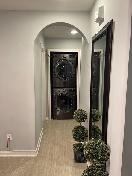 Washer/dryer - 5055 Collwood Blvd