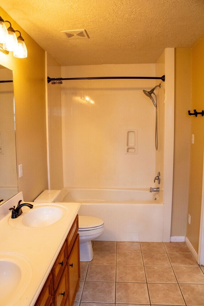 Building Photo - 9550 Thousand Oaks Loop