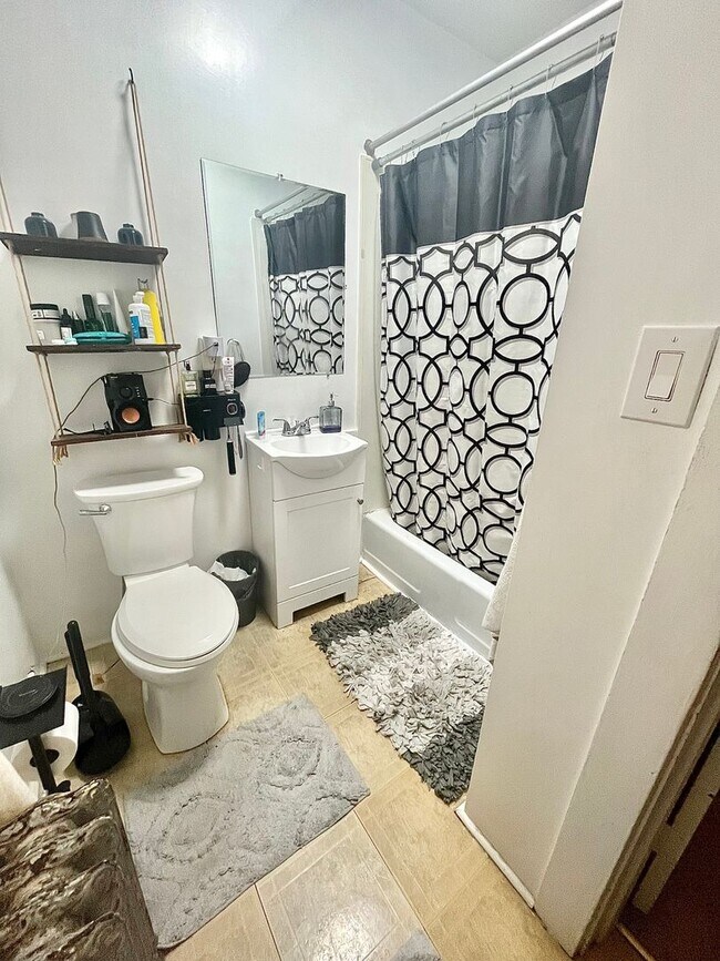 Building Photo - 255-257 N Spring St