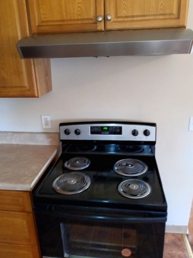 Building Photo - 3 Bedroom / 1 Bath Brick Ranch Home  Johnson City, TN