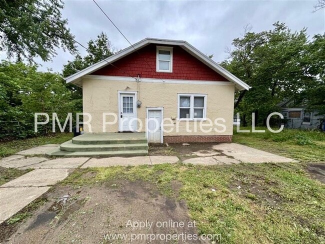 Building Photo - 3 Bedrooms / 1 Bathroom House