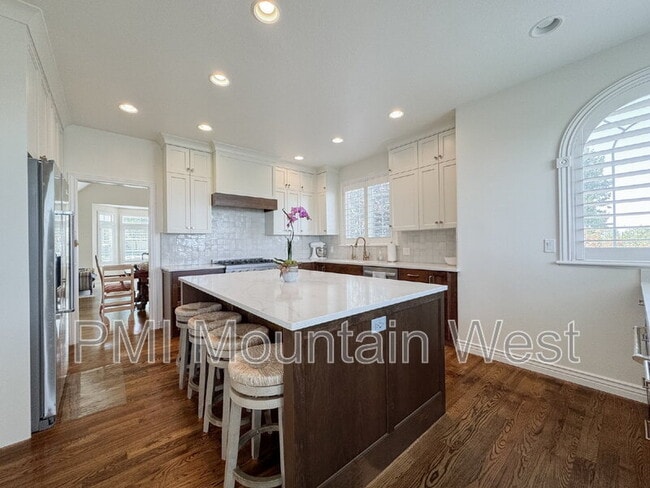 Building Photo - 49 E Fairway Dr