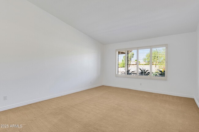 Building Photo - 5903 E Paradise Ln