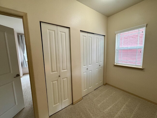 Building Photo - Move-In Ready Puyallup Townhome – Central Location, Easy Commute
