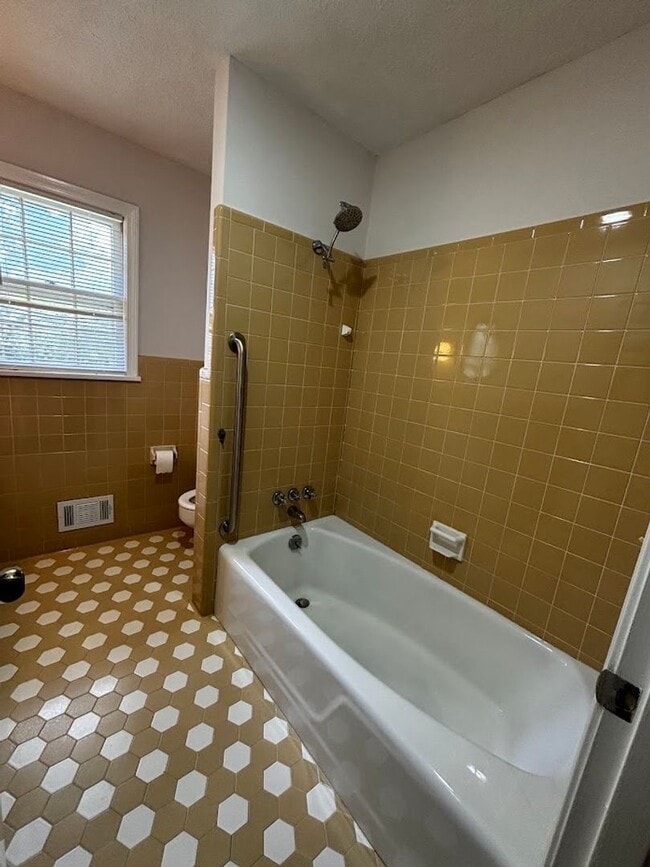 Building Photo - Large 4 Bedroom 2 Bath Home
