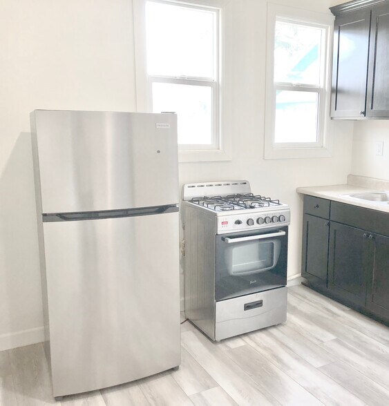 Building Photo - 158 E 35th St