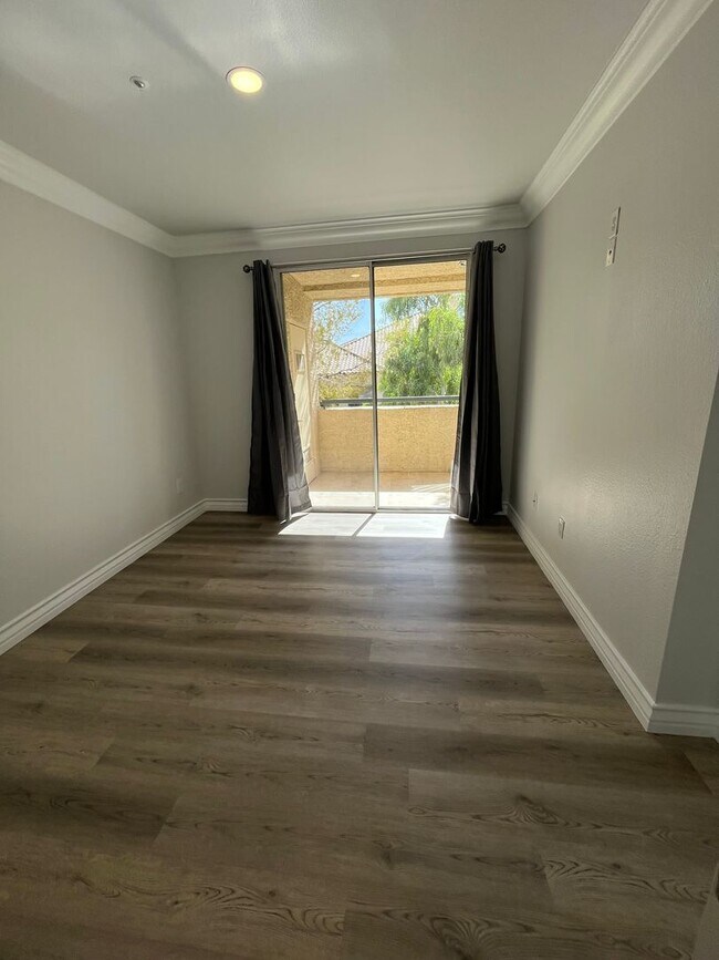 Building Photo - Amazing upgraded penthouse level unfurnish...