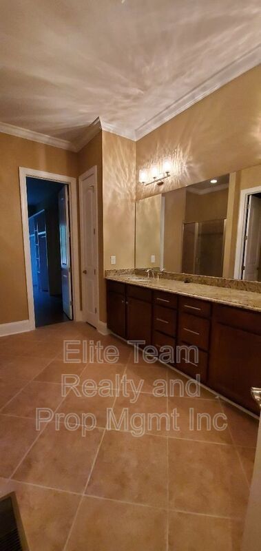 Building Photo - 550 Cottonfield Cir