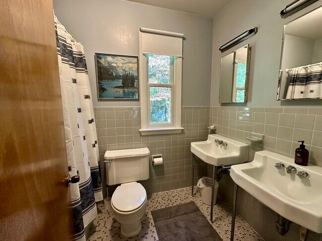 Building Photo - 16 N Great Hill Dr