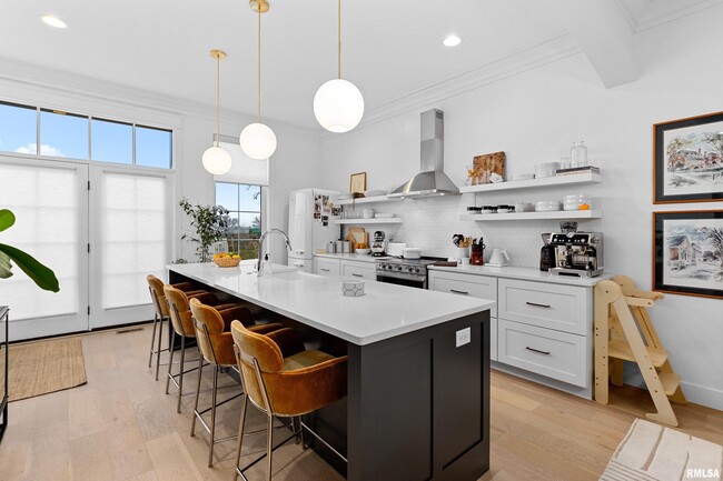 Building Photo - 824 W Moss Ave