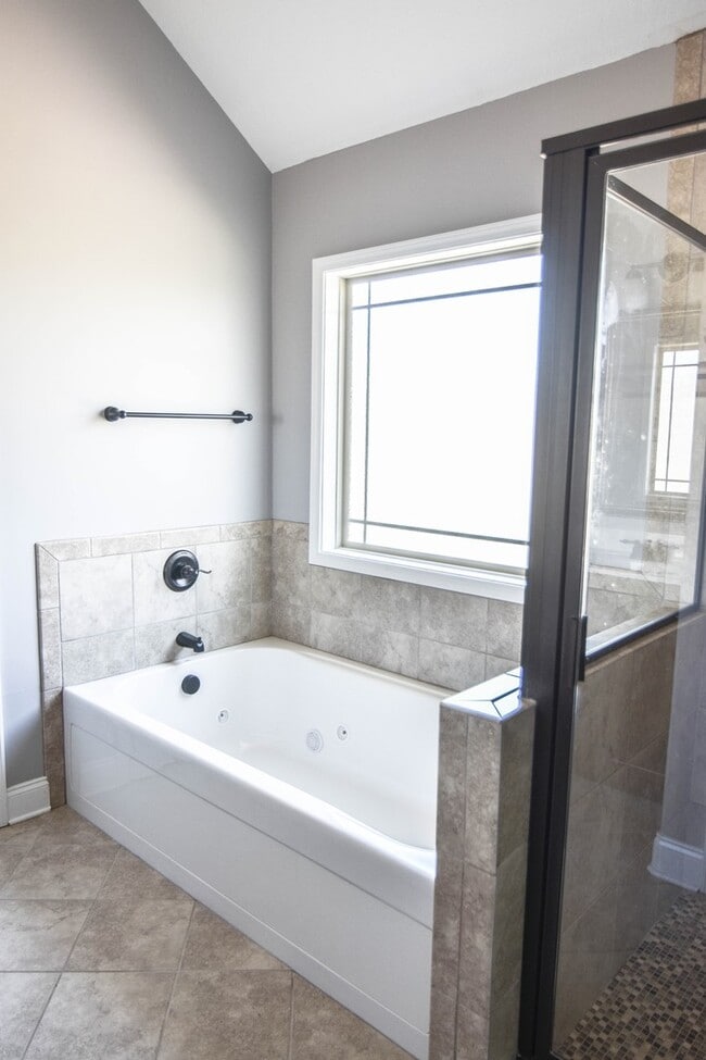 Building Photo - Dog Friendly Three Bedroom in Rossview!