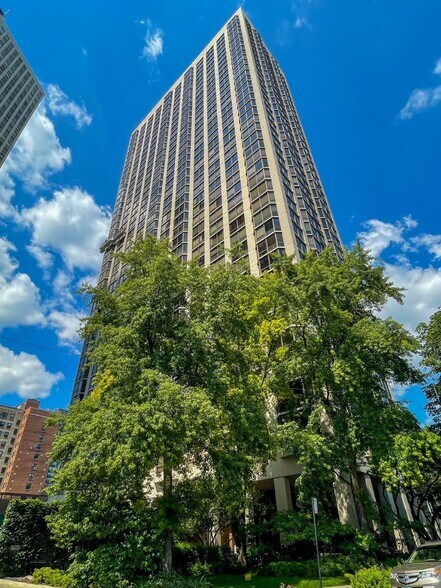 Primary Photo - 2650 N Lakeview Ave