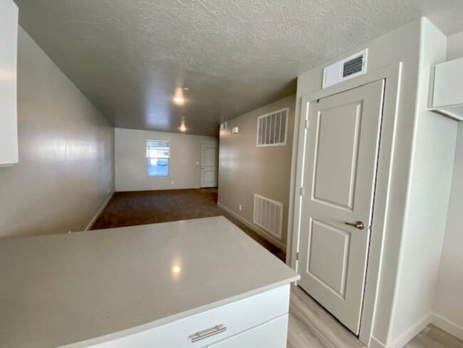 Building Photo - APARTMENT IN GREAT LOCATION FOR RENT!