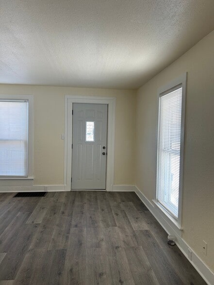 Building Photo - 815 11th St