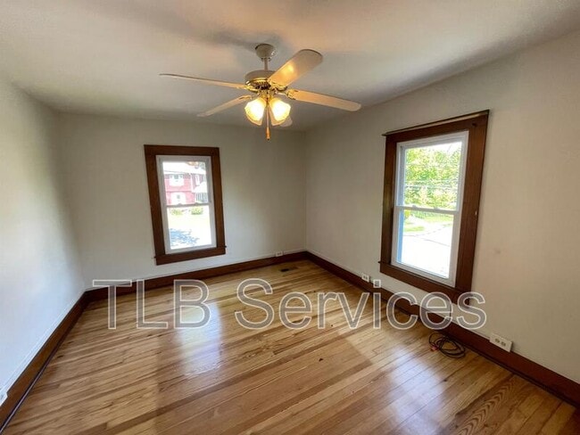 Building Photo - 402 Electric St