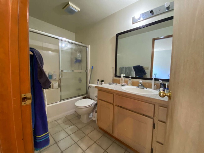 Building Photo - Spacious 3-Bedroom Duplex-Home in Roosevel...