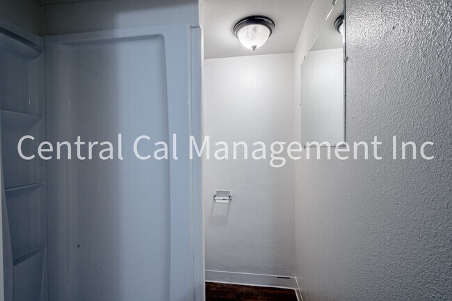 Building Photo - 4 Bedroom/2 Bath Home in Central Bakersfield - $2095 Per Month!