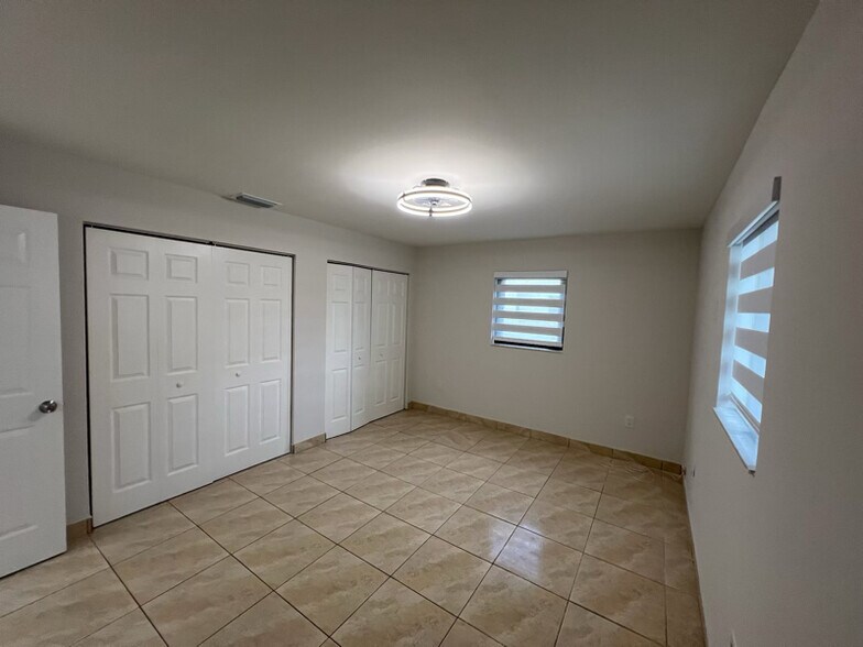 Building Photo - 160 E 34th St