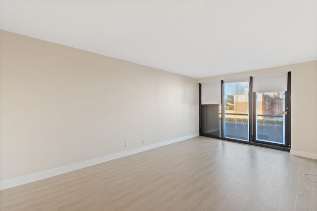 Building Photo - 525 S Flagler Dr