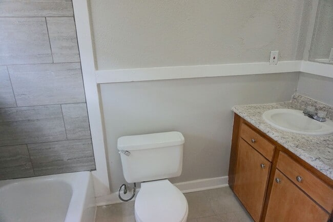 Building Photo - 3 BED | 2 BATH | PRIVATE PATIO | WALK TO FORSYTH