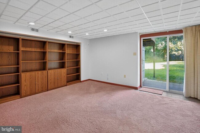 Building Photo - 562 Susan Dr