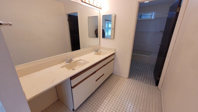 Building Photo - Spacious 5 Bedroom 3 Bath Duplex House w/ 2 car Garage and Gated Driveway in Mililani