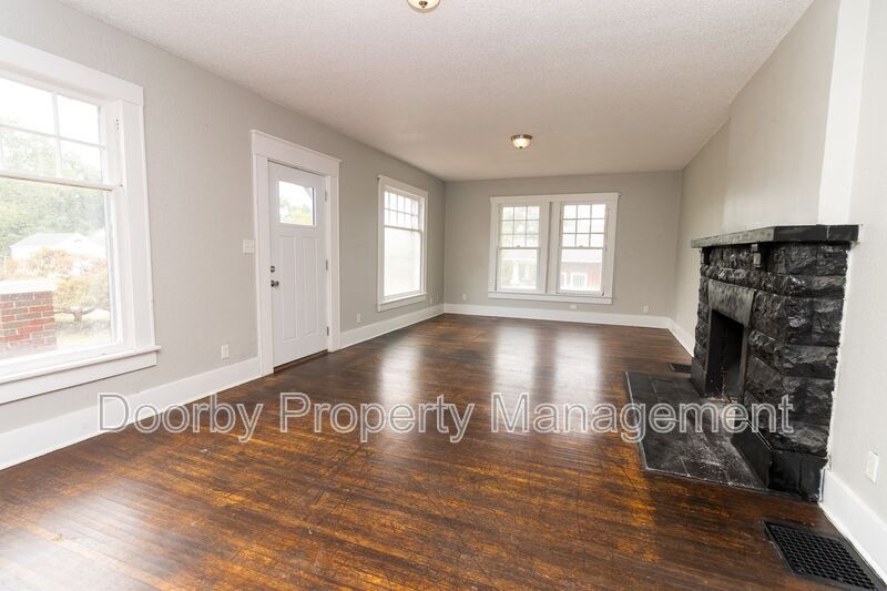 Building Photo - 2802 Fairview Dr