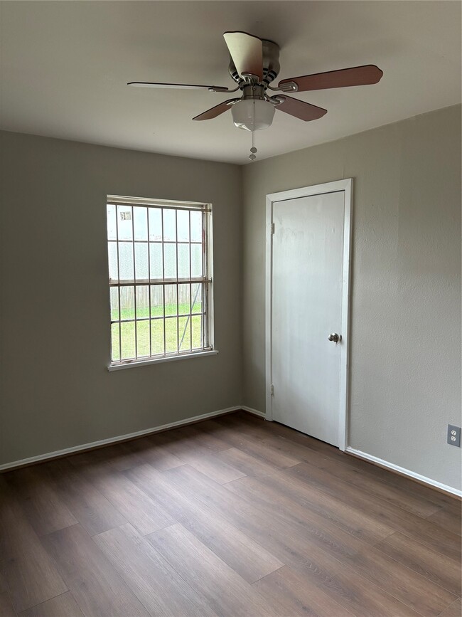 Building Photo - 5914 Ridgeway Dr