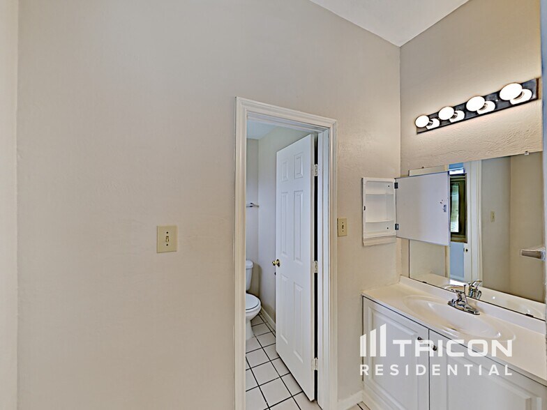 Building Photo - 3415 Sandbrook Dr