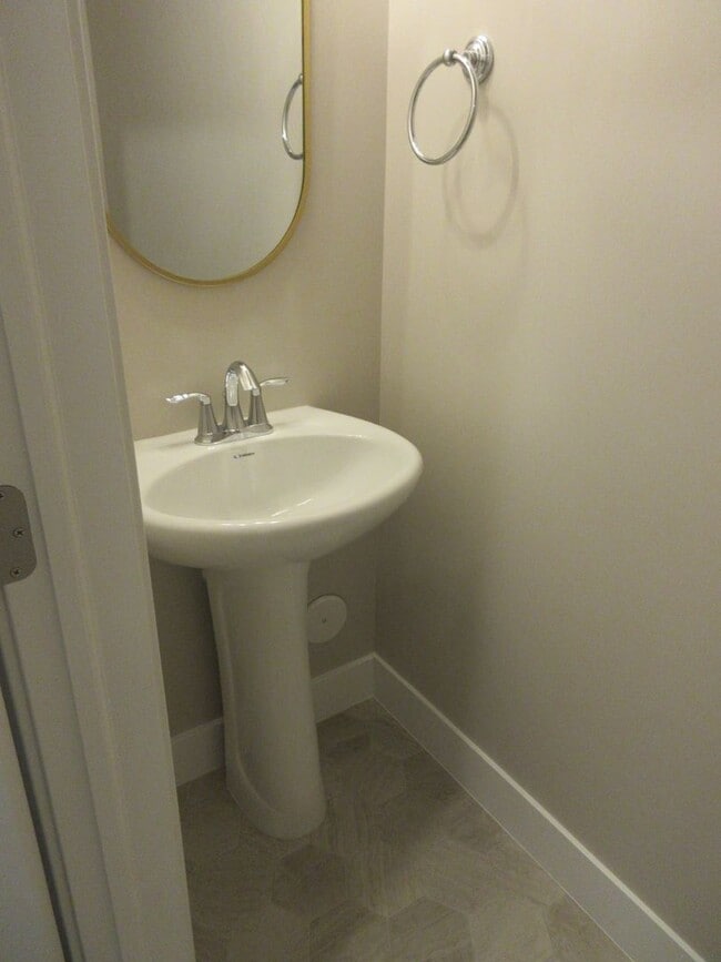 Building Photo - 3 bed 2.5 bath - Single Family Home in Crescent Hills