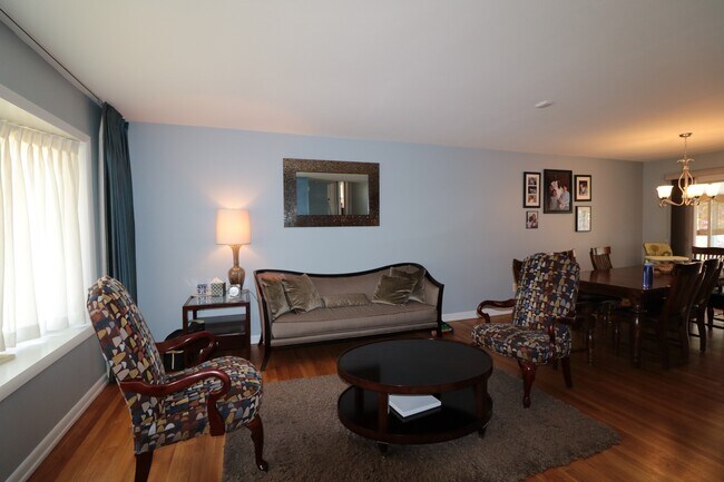 Building Photo - Spectacular 4 Bedroom, 3.5 SFH - Fenced Ya...