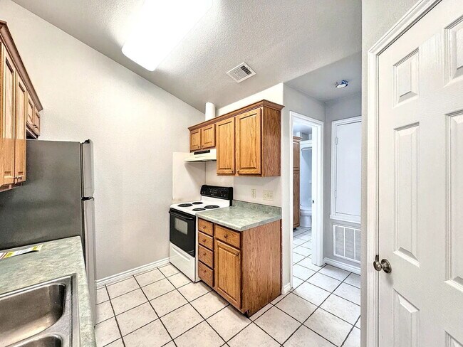 Building Photo - "Charming 1-Bedroom Haven in San Marcos – Cozy 651 sq ft Retreat on Burleson Street!"