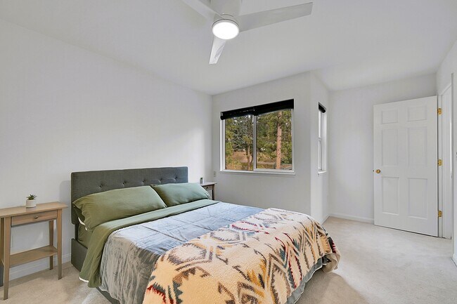 Building Photo - 28384 Kinnikinick Rd