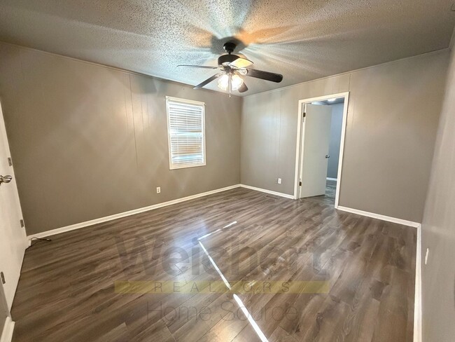 Building Photo - 3 bed, 2 bath